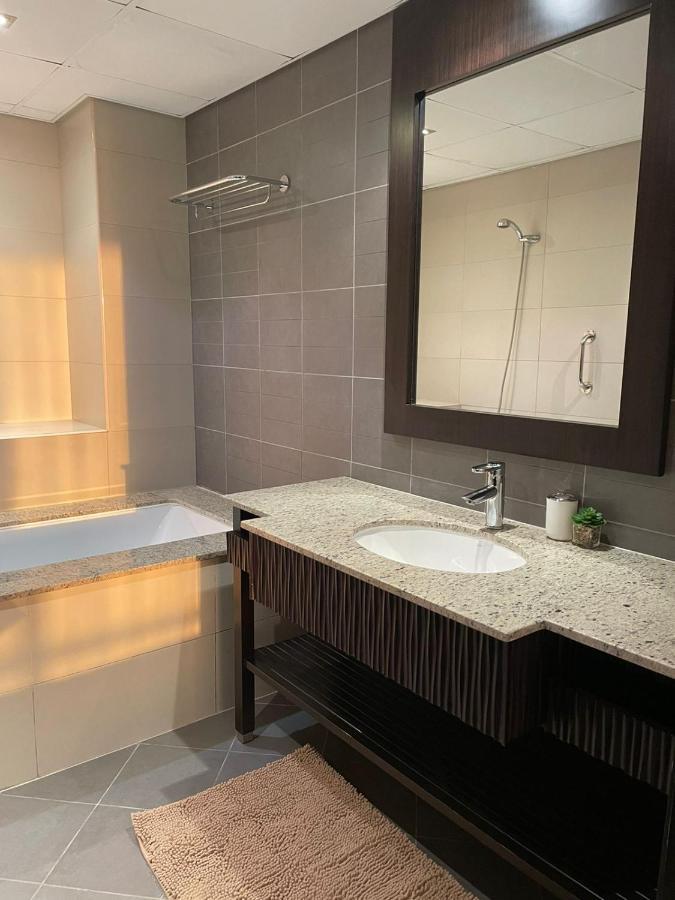 Anantara Hotel Apartment Palm Jumeirah Connected Anantara Hotel ดูไบ ภายนอก รูปภาพ